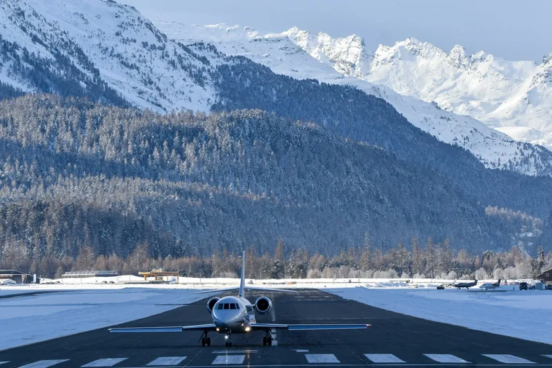 Jet privé face aux montagnes suisses à Samedan